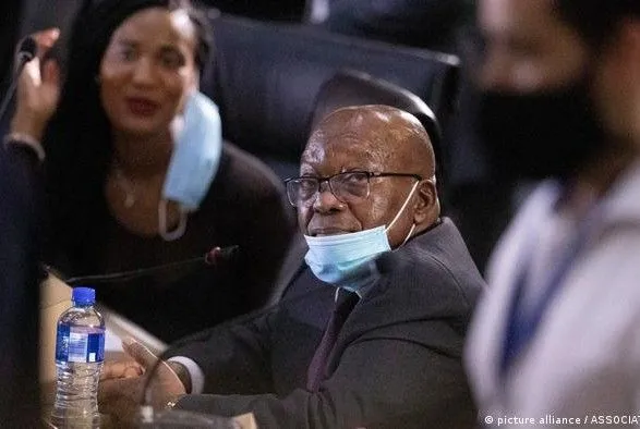 Экс-президент ЮАР Зума приговорен к тюремному сроку