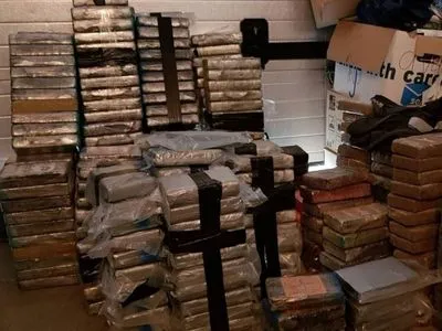 В пригороде Амстердама на ферме нашли почти 3 тонны кг кокаина и 11 млн евро наличных