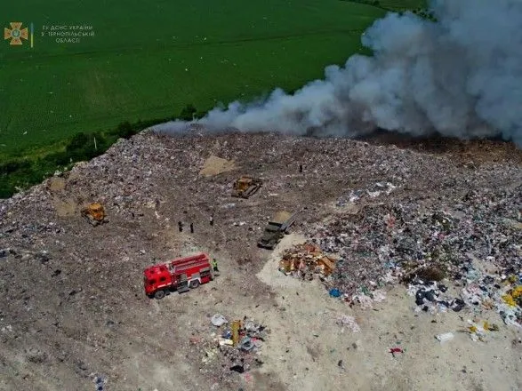На Тернопільщині загорілося сміттєзвалище