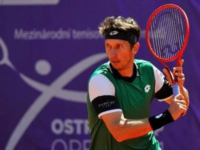 Теннис: Стаховский победил японца на старте турнира в Португалии