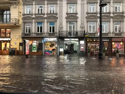 Лило і засипало градом: центр Львова опинився під водою, рятувальники займаються відкачкою