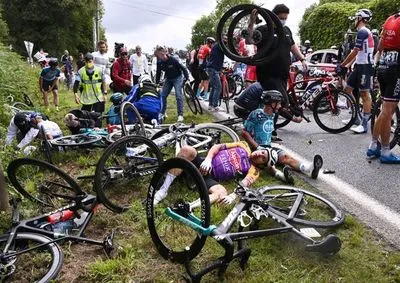 Зіткнулися кілька десятків велосипедистів: у Франції заарештували жінку, яка спровокувала аварію на Tour de France's