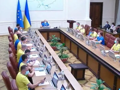 Переплутали засідання Кабміну з футбольним полем: уряд сьогодні працює у футболках збірної України