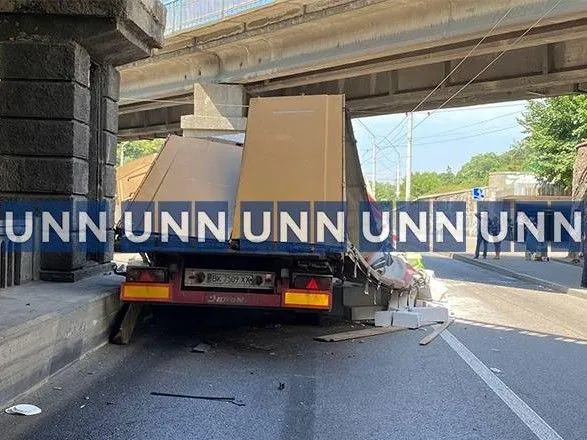 ДТП у Києві: вантажівка врізалася у міст