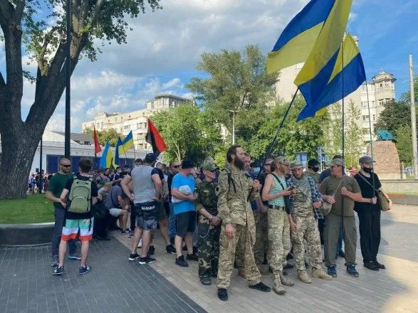 Ветерани АТО та націонал-патріоти блокували дорогу біля будинку Зеленського та вимагали відставки Данілова