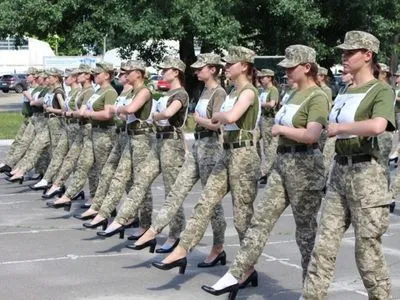 Показали, как может выглядеть экспериментальная спецобувь украинских курсанток для парада ко Дню Независимости