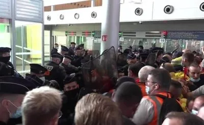 В Париже протестовали работники аэропортов: пассажиров предупреждают о проблемах с рейсами