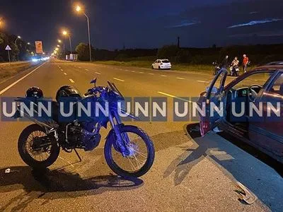 ДТП у Києві: мотоцикліст з пасажиркою перелетіли через буксирувальний трос, обоє - госпіталізовані