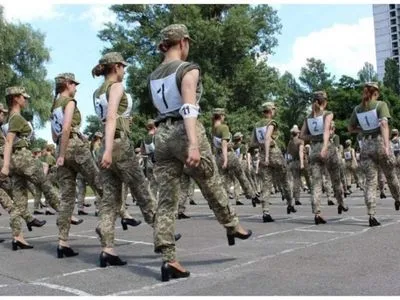 Стефанишина, Лазебная и Лапутина призвали Минобороны отменить каблуки для женщин-военных на параде ко Дню Независимости