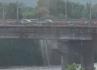 Очередной "водопад" на мосту Патона: аварию еще не ликвидировали