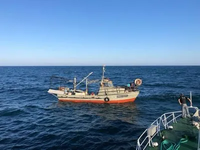 Авария украинского судна в Черном море: рыболовную фелюгу отбуксировали в порт