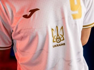 На британском ТВ карту Украины на форме сборной сравнили с "грязным пятном": на ведущую обрушились с критикой