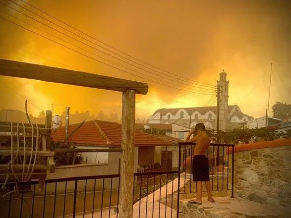 Масштабна лісова пожежа на Кіпрі: ЄС відправив повітряну допомогу