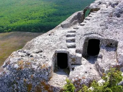 Паводок в оккупированном Крыму: в пещерном городе Эски-Кермен застряло 18 туристов