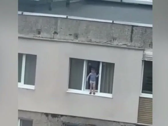В Мариуполе 4-летний малыш "гулял" по подоконнику на девятом этаже