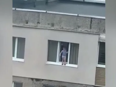 В Мариуполе 4-летний малыш "гулял" по подоконнику на девятом этаже