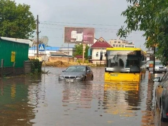 Непогода в Киеве: проспект Науки частично ушел под воду