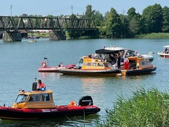 У Польщі вертоліт з українцями впав в озеро: трьох людей госпіталізували