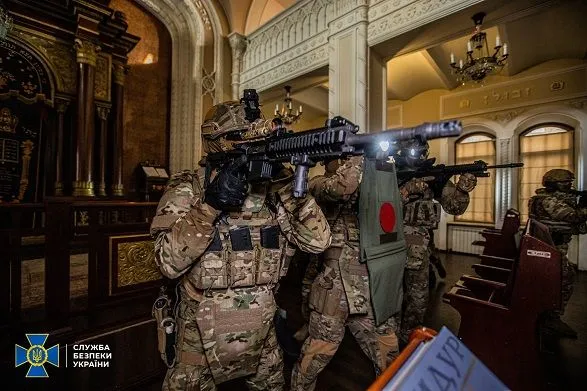 В киевской синагоге провели учения по антитеррору: СБУ с автоматами "освобождала из заложников" посла Израиля
