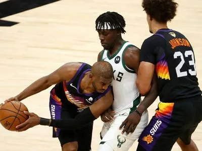 Баскетбол: "Финикс" победил на старте финальной серии НБА