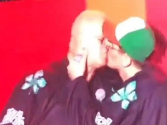 “Мы последние мужики в шоу-бизнесе”: Позитив поцеловал Потапа в губы на сцене Atlas Weekend