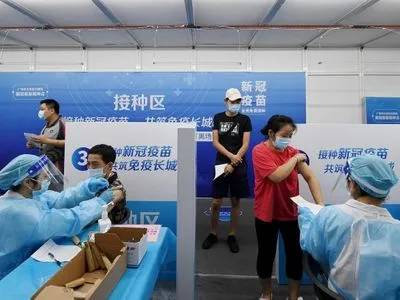 Китай повідомив, що провів вже більше 1,3 млрд щеплень від COVID-19