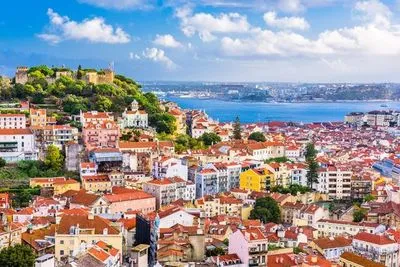 Португалия потребует от туристов тест на COVID-19 во время регистрации в гостинице