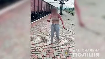 Женщина разгуливала по улице с ножом и порезала полицейского: ее проверят в спецучреждении