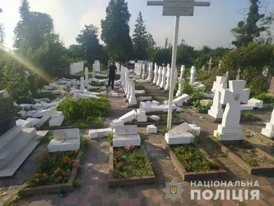 На львівському кладовищі розгромили до 60 надгробків: 20-річного хлопця спіймали "на гарячому"
