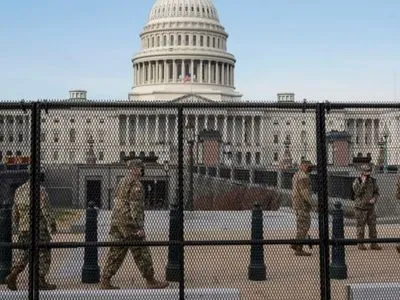 Через пол года после штурма Капитолия: полиция демонтирует заграждения вокруг Конгресса США