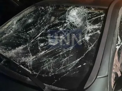 Не пропустив іншого водія на дорозі, за що поплатився автівкою: у Києві невідомі напали на людину та розтрощили авто