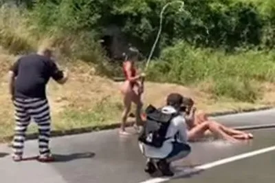 Позували оголеними посеред дороги в Чорногорії: трьох українок арештували і оштрафували на 450 євро кожну