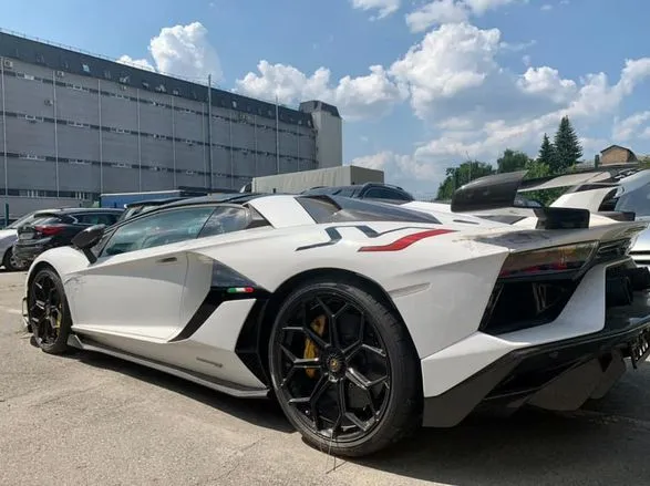 На Київській митниці затримали елітного "нелегала" - Lamborghini Aventador за 600 тисяч євро