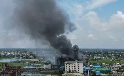 В результаті пожежі на заводі в Бангладеш загинули 52 людини