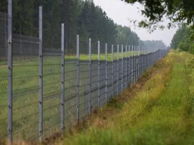 Литва почала будівництво огорожі на кордоні з Білоруссю через потік нелегальних мігрантів