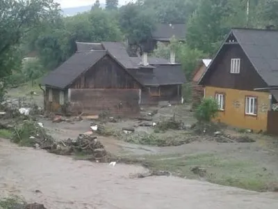 На Закарпатье ливень затопил дворы и дороги
