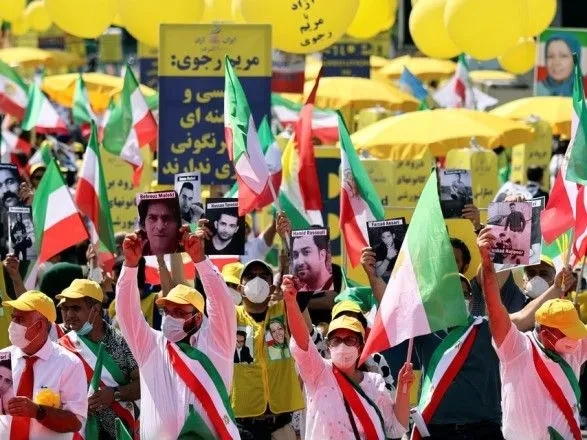 Сторонники иранской оппозиции протестуют против новоизбранного президента Раиси