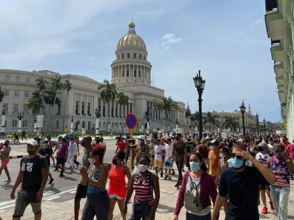 Тисячі кубинців протестують через недостатню боротьбу уряду з пандемією