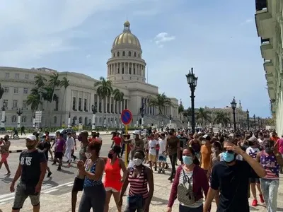 Тисячі кубинців протестують через недостатню боротьбу уряду з пандемією