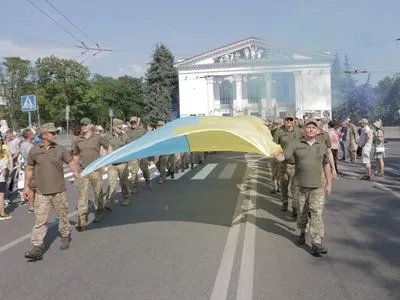 У Маріуполі військові розгорнули 128-метровий прапор України і встановили рекорд