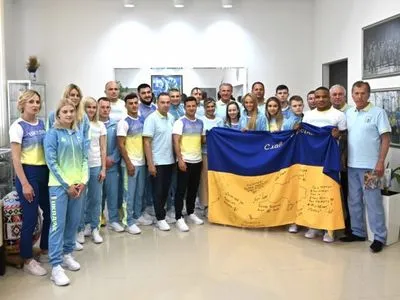 Зеленский передал спортсменам-олимпийцам флаг, который подписали украинские военные