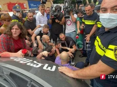 Смерть журналиста в Грузии: в офис "Грузинской мечты" пришли митингующие, есть задержанные