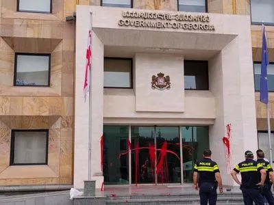 "Вам придется ответить": после смерти журналиста в Грузии активистка залила красной краской вход канцелярии правительства