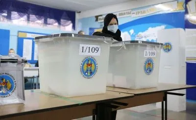 Хуліганство, заклик до заворушень, відмова голосувати в масках: поліція Молдови зафіксувала порушення на виборах