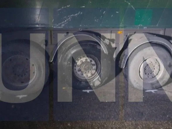 Жуткое ДТП под Киевом: тягач с битыми авто из США протаранил грузовик, движение по трассе заблокировано