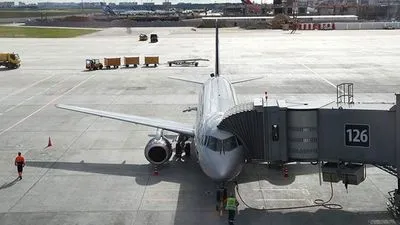 Люди теряли сознание из-за духоты: в России мужчина открыл аварийный выход самолета, потому что не мог вытерпеть жару