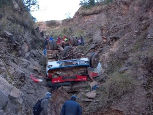 В Боливии автобус сорвался со скалы: погибли 34 человека