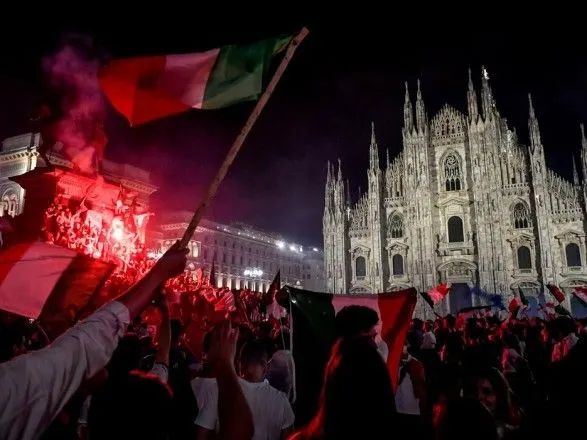 В Милане, во время празднования победы сборной Италии на Евро - пострадали 15 человек, трое в тяжелом состоянии