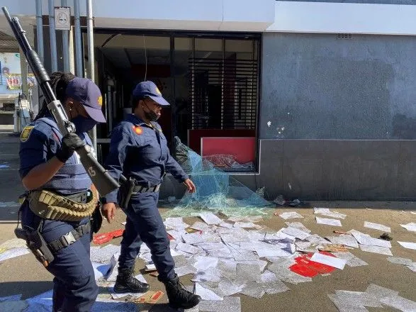 Беспорядки в ЮАР из-за заключения експрезидента: число погибших возросло до 72 человек