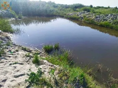 Пошли купаться без разрешения: в Черниговской области в местном пруду утонули два брата